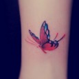 Foto tatuaggio farfalla colorata sulla caviglia