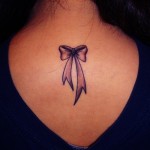 Foto tatuaggio fiocco rosa sulla schiena