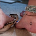 Piccola ancora tatuata sul piede