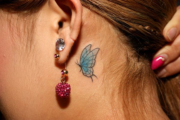 Piccola farfalla tatuata dietro orecchio
