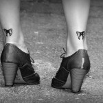 Piccoli fiocchi tatuati dietro la caviglia