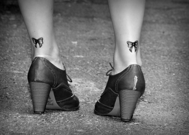 Piccoli fiocchi tatuati dietro la caviglia