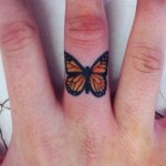 Piccolo tatuaggio femminile Farfalla sul dito