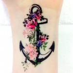 Tatuaggio femminile Ancora con fiori colorati