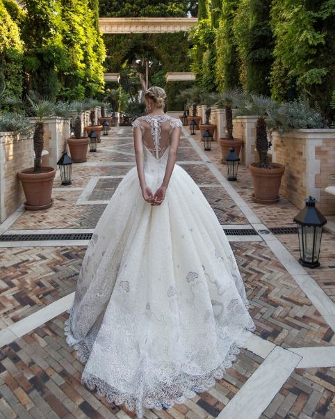 Abito da principessa con ricchi ricami Alessandra Rinaudo mod Biancamaria