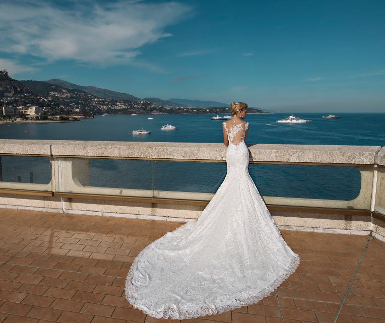 Abito da sposa a sirena in pizzo con strascico Alessandra Rinaudo mod Berenice 2017