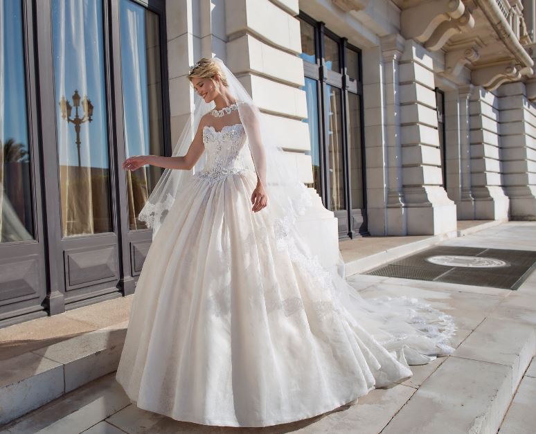 Abito da sposa con gonna vaporosa da principessa 2017 collezione Alessandra Rinaudo mod Bellami