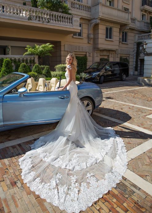Abito da sposa con lungo strascico Alessandra Rinaudo 2017 mod Bellagio