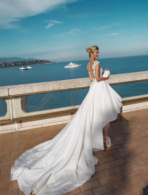 Abito da sposa corto davanti e con lungo strascico 2017 Alessandra Rinaudo mod Beatrice