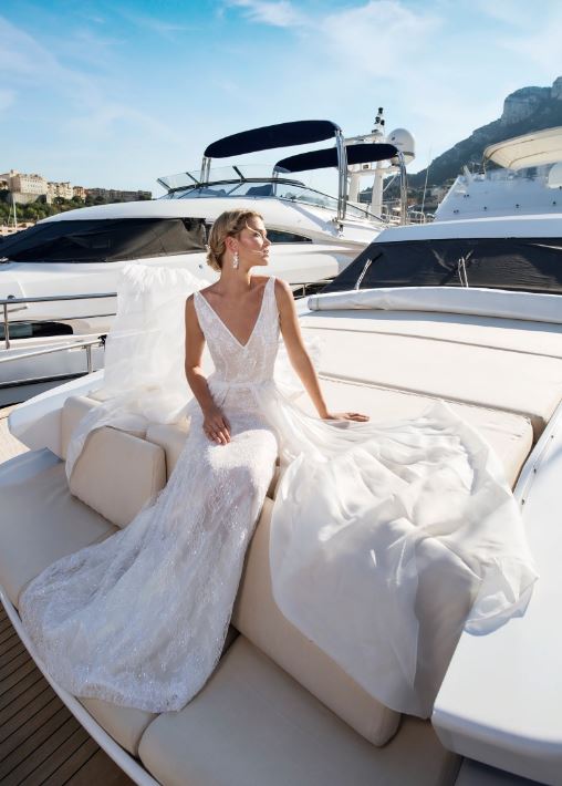Abito da sposa scivolato con ricami Alessandra Rinaudo 2017 mod Barbarella