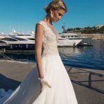 Vestito da sposa con profonda scollatura in pizzo mod Blai collezione 2017 Alessandra Rinaudo