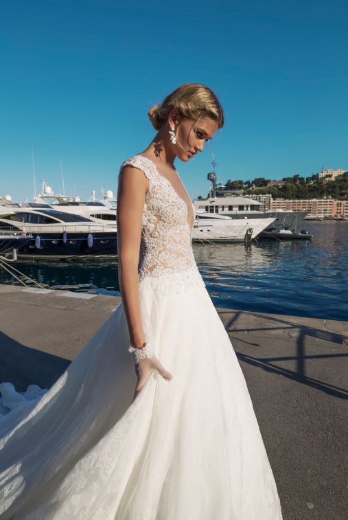 Vestito da sposa con profonda scollatura in pizzo mod Blai collezione 2017 Alessandra Rinaudo
