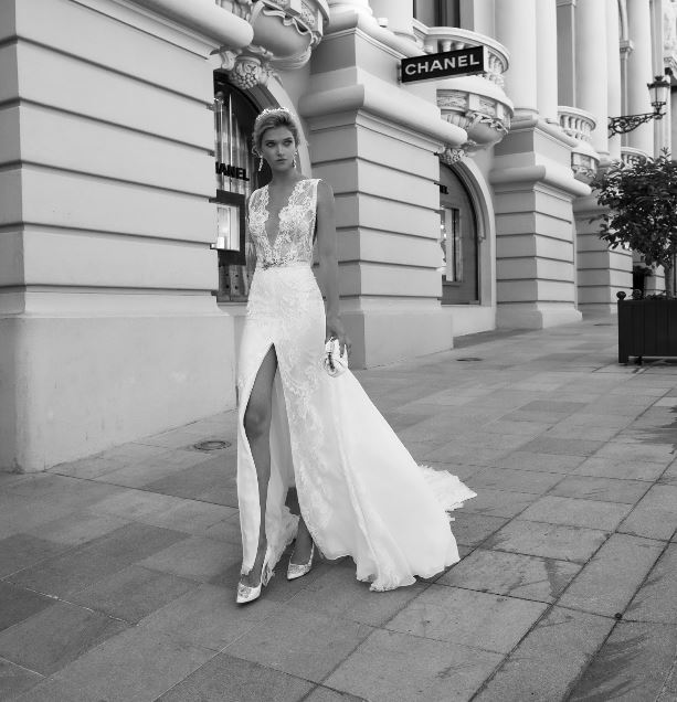 Vestito da sposa con spacco 2017 Alessandra Rinauto mod Brianna