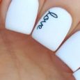 Semplice manicure per San Valentino con scritta Love