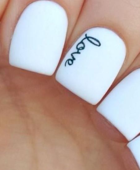Semplice manicure per San Valentino con scritta Love