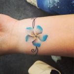 Fiore di frangipane tatuato interno polso