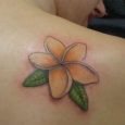 Fiore di frangipane tatuato sulla spalla simbolo felicita