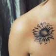 Fiore di girasole tatuato sulla spalla simbolo di Felicita