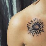 Fiore di girasole tatuato sulla spalla simbolo di Felicita