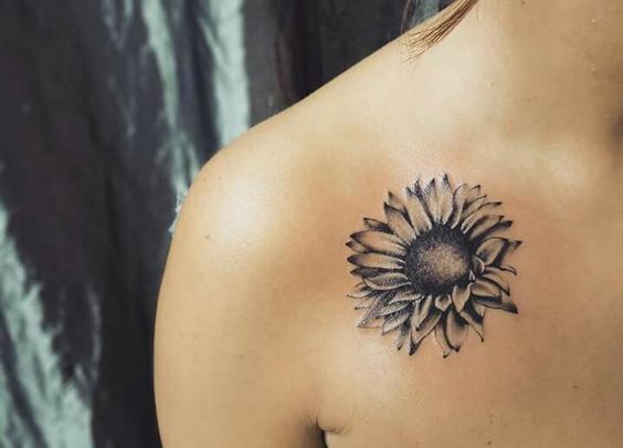 Fiore di girasole tatuato sulla spalla simbolo di Felicita