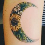 Foto tatuaggio giraole dentro ad una luna