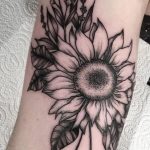 Foto tatuaggio girasolo simbolo di felicita