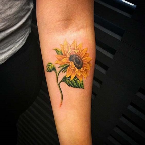 Immagine tatuaggio girasole con significato gioia e felicita