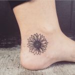 Piccolo tatuaggio della felicita sulla caviglia