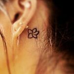 Piccolo tatuaggio fiore frangipani simbolo di gioia e felicita
