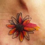 Piccolo tatuaggio sul piede simbolo girasole