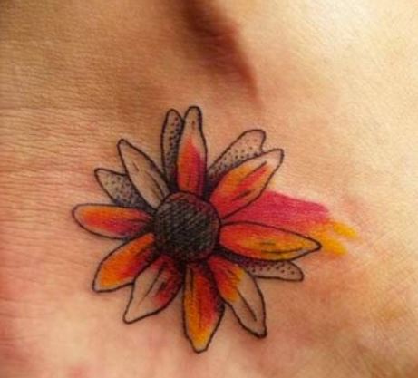 Piccolo tatuaggio sul piede simbolo girasole