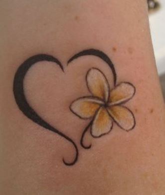 Tatuaggio Fiore di Frangipane simbolo di gioia e felicita