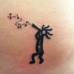Tatuaggio Kokopelli che suona simbolo di felicita