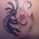 Tatuaggio Kokopelli con significato di felicita