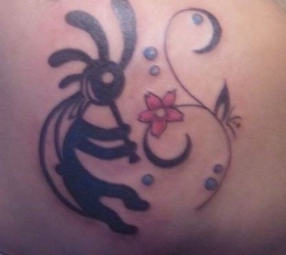 Tatuaggio Kokopelli con significato di felicita