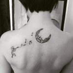 Tatuaggio Kokopelli sulla schiena simbolo felicita