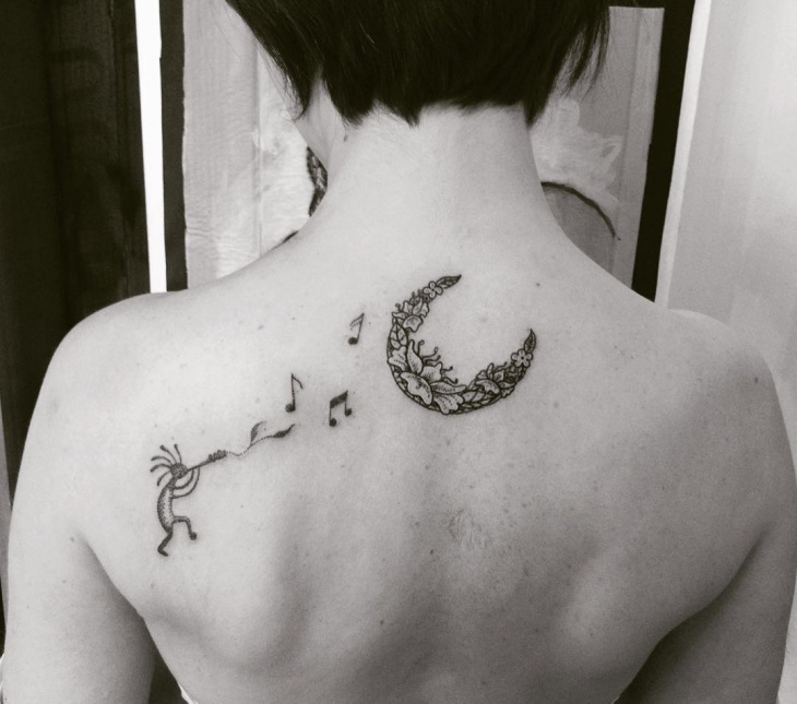 Tatuaggio Kokopelli sulla schiena simbolo felicita