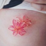 Tatuaggio fiore di frangipane simbolo di gioia