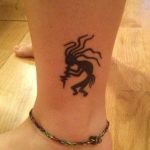 Tatuaggio sulla caviglia Kokopelli simbolo felicita