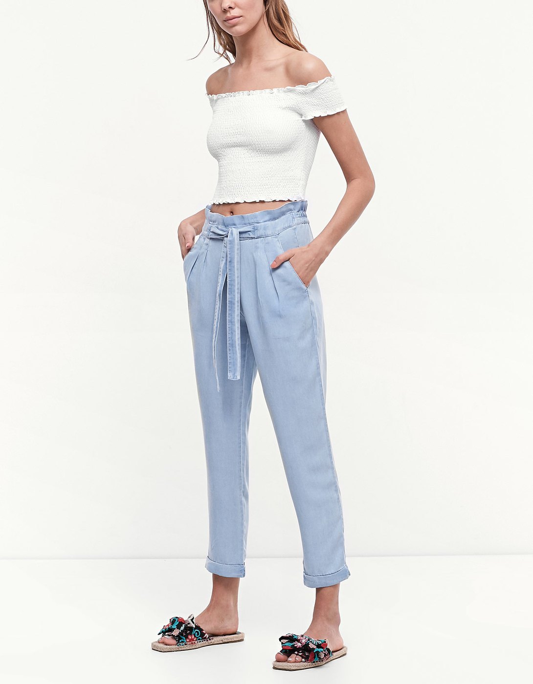 Pantaloni denim baggy con top arricciato Stradivarius primavera estate 2017