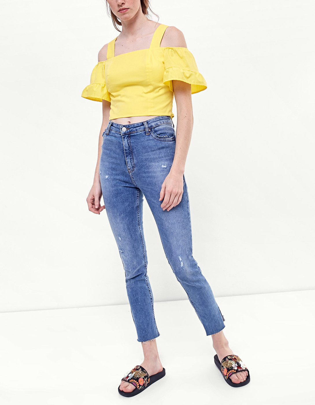 Top con spalle scoperte e jeans a vita alta Stradivarius collezione primavera estate 2017