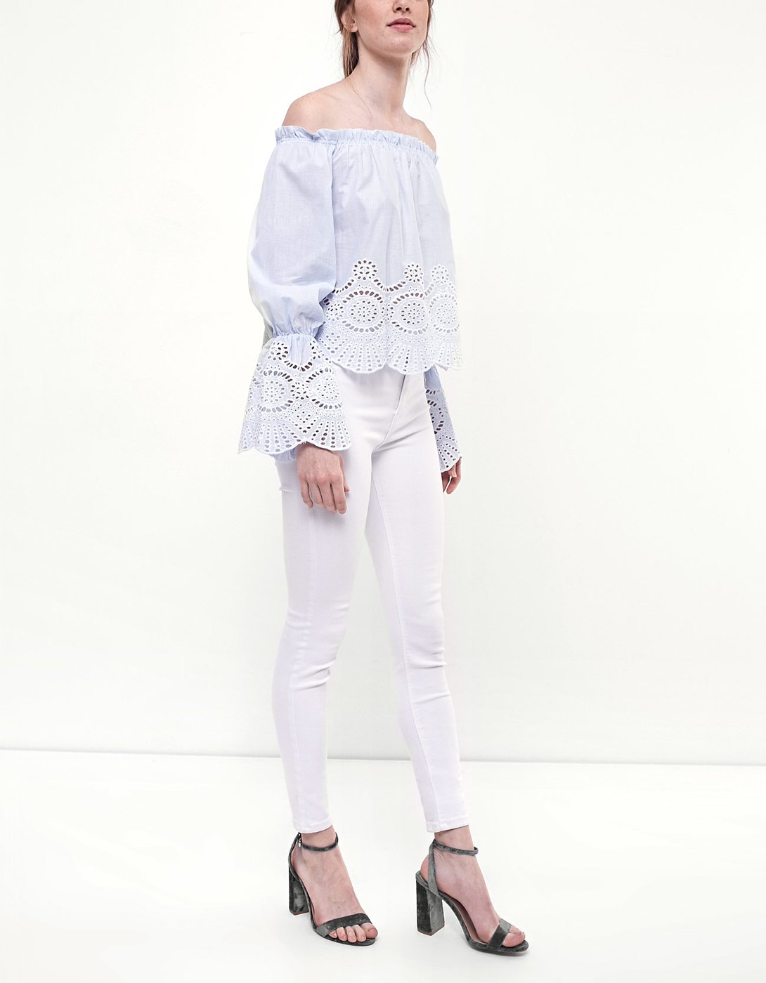 Top con spalle scoperte e maniche a campana ricamate Stradivarius primavera 2017