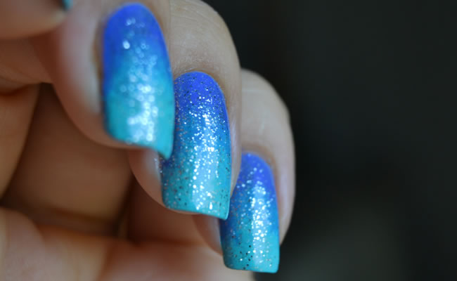 Nail Art effetto gradiente con brillantini