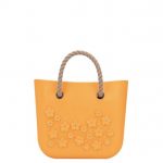 O bag mini colore becco d oca con fiori 3D applicati prezzo 95 euro