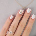 Semplice e raffinata Nail art estate 2017