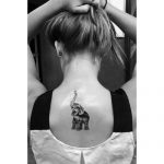 Immagine Tatuaggio Elefante sulla schiena con proboscide alzata