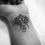 Piccolo elefante tatuato interno polso