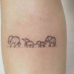 Piccolo tatuaggio elefantini con significato Famiglia