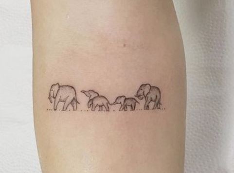 Piccolo tatuaggio elefantini con significato Famiglia