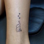 Piccolo tatuaggio elefantino con cuoricini sulla caviglia